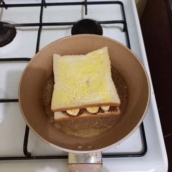 Panaskan margarin, panggang roti hingga kedua sisi berubah warna.