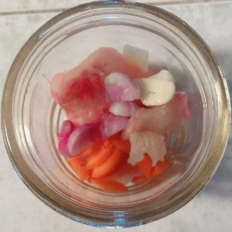 Siapkan fillet ikan patin, wortel, bawang merah dan bawang putih.