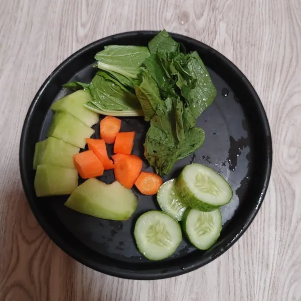 Siapkan bahan-bahan sayuran dan buah.