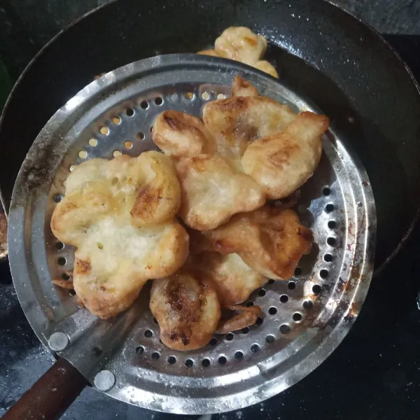 Panaskan minyak diwajan, ambil 1 sdm adonan. Goreng hingga matang. Angkat dan tiriskan.