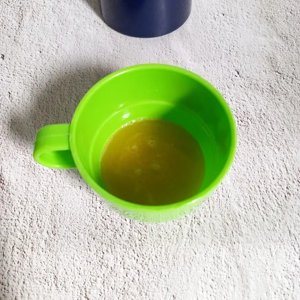Peras jeruk dan tuang ke dalam blender.