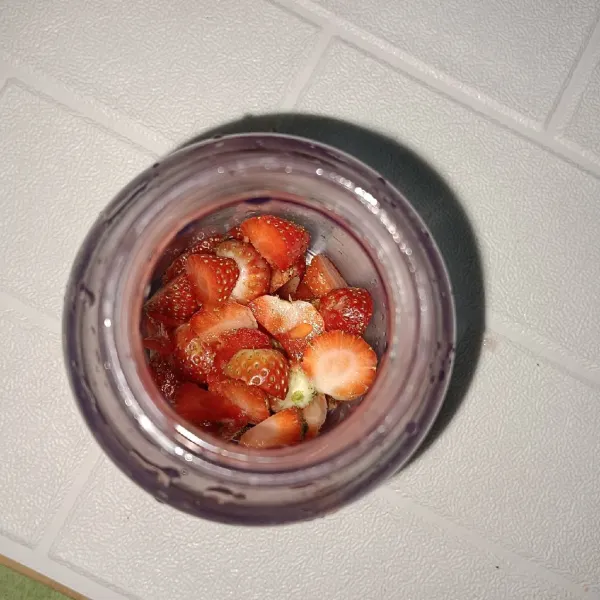 Potong - potong strawberry dan masukan dalam blender.