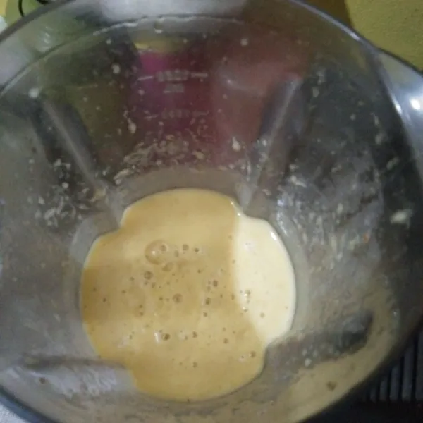 Bila sudah halus matikan blender. Pindahkan ke wadah atau gelas saji. Nanas kurma smoothies siap disajikan. Minum dingin lebih nikmat.