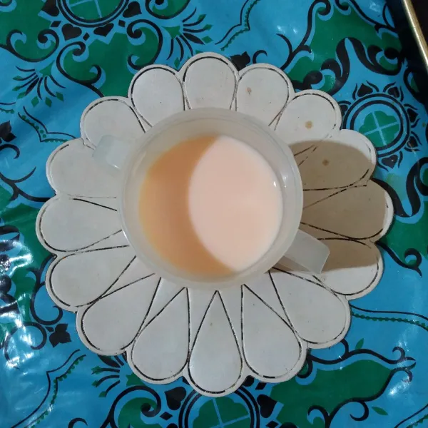 Siapkan yogurt & tuang sesuai kebutuhan ke dalam blender.