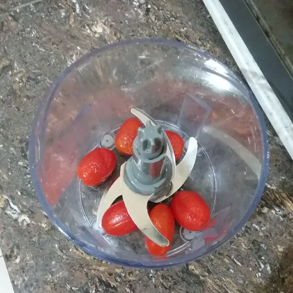 Cuci bersih tomat & masukkan ke dalam blender.