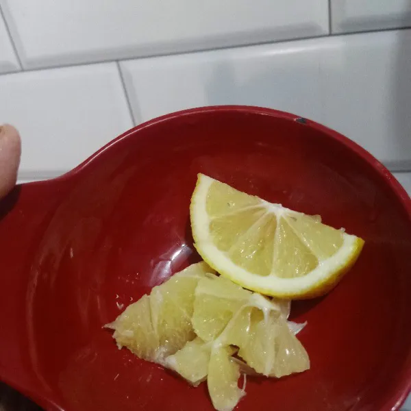 Kupas lemon.