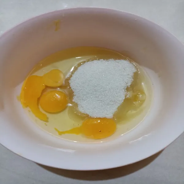 Campur telur, gula, sp dan vanili dalam wadah. Mixer dengan kecepatan tinggi secara bertahap sampai menjadi adonan putih mengembang dan kental.