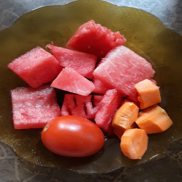 Potong juga tomat dan cuci bersih dengan tomat.