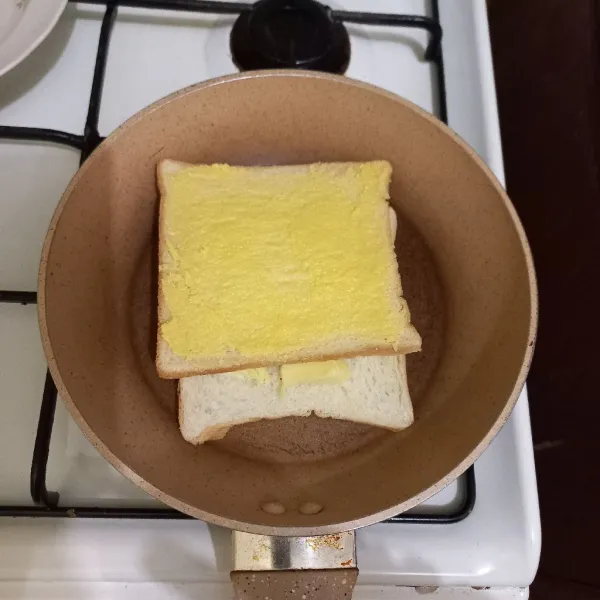 Tutup kembali dengan roti tawar, rapikan lalu panggang hingga kedua sisi berubah warna.