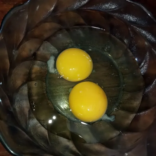Pecahkan telur ke dalam mangkuk.