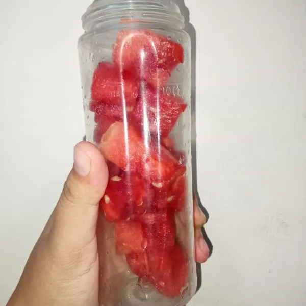 Masukkan semangka ke dalam mini blender.