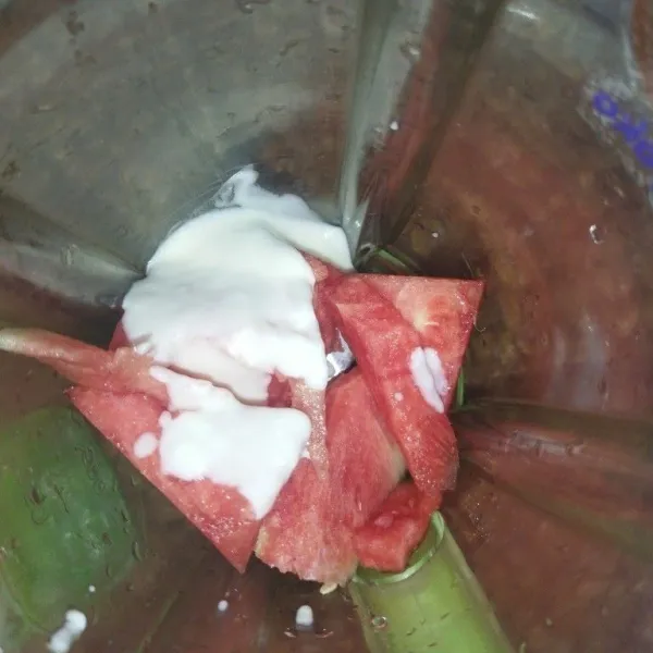 Masukkan potongan semangka ke dalam blender, tambahkan yogurt.