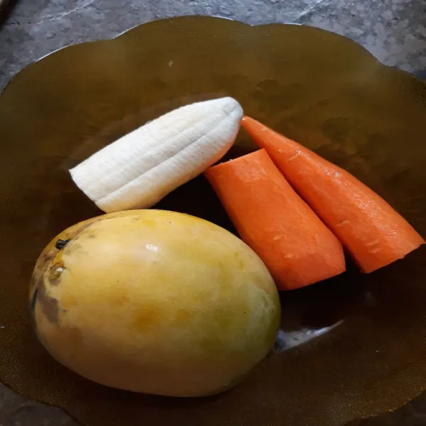Siapkan wortel, pisang dan mangga.