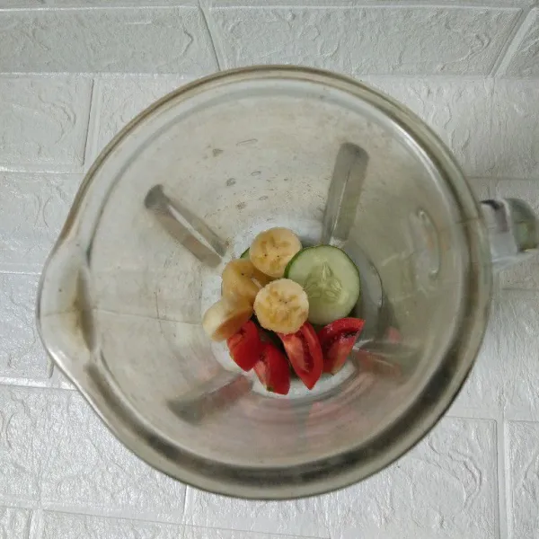Masukan ke dalam blender timun, tomat dan pisang potong - potong terlebih dahulu.