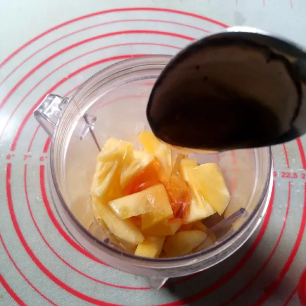 Masukkan nanas, mangga dan madu ke dalam gelas blender.