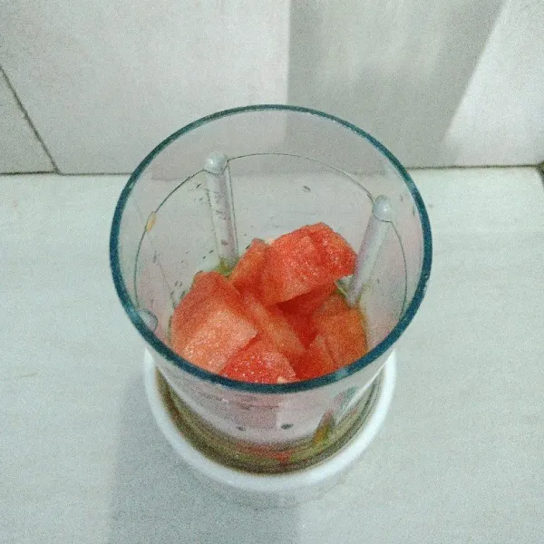 Masukkan buah semangka ke dalam blender.