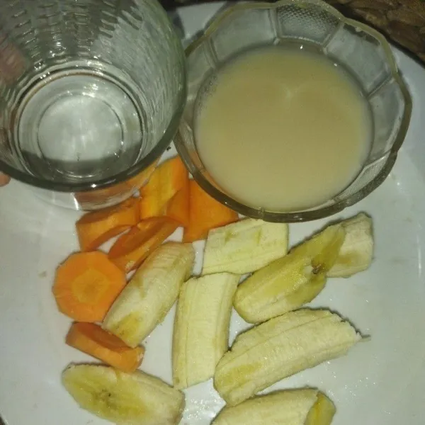 Siapkan pisang, wortel  krimer kental manis dan air.