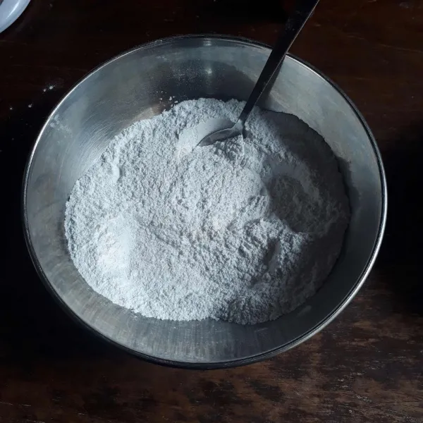 Campurkan tepung terigu, tepung beras, gula dan garam, aduk rata.