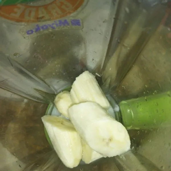 Masukkan potongan pisang ke dalam blender.