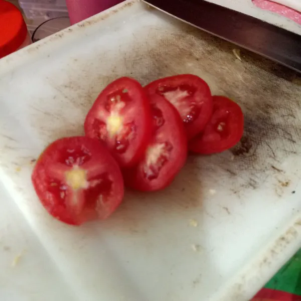 Cuci bersih tomat lalu iris sesuai selera.