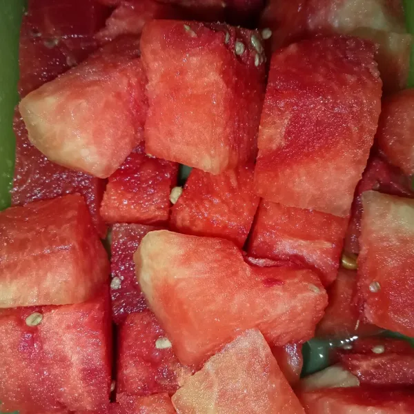 Siapkan semangka yang sudah dikupas.
