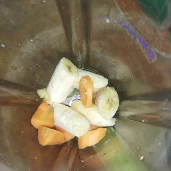 Masukkan potongan pisang dan wortel ke dalam blender.