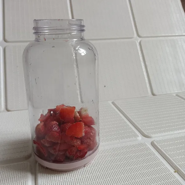 Masukan strawberry dalam blender.