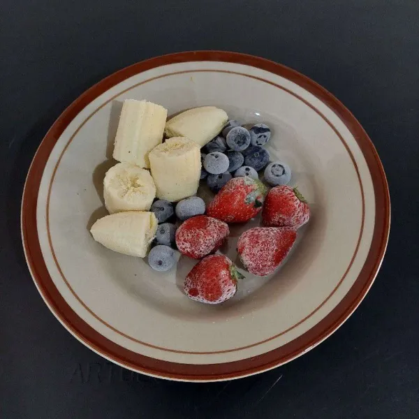 Siapkan buah strawbery, blueberry dan pisang yang telah dibekukan.