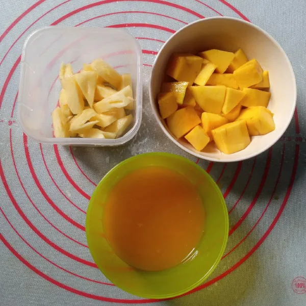 Siapkan dan potong-potong mangga dan nanas.