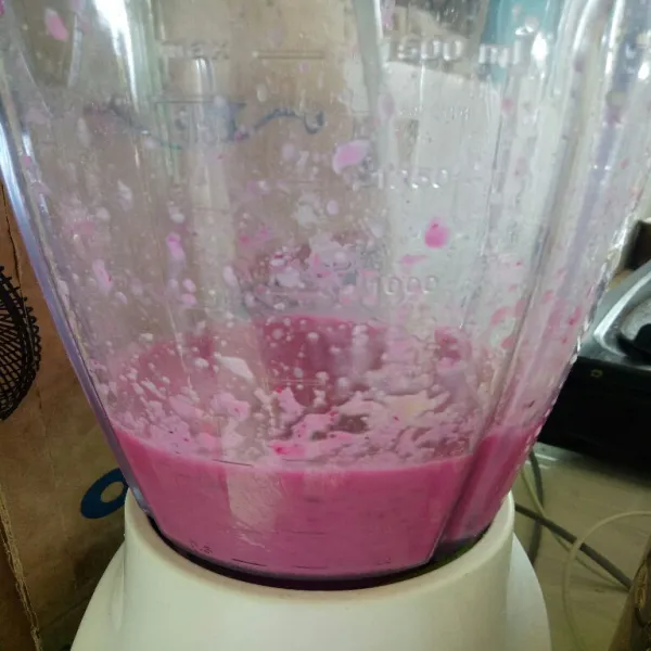 Blender buah sampai halus.