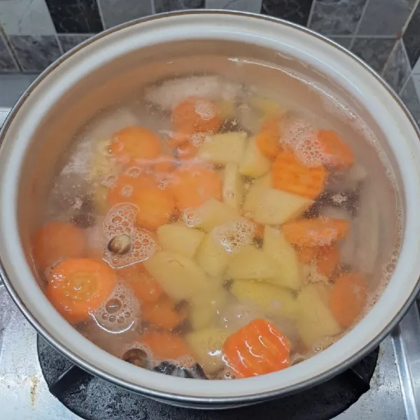 Masukkan kacang merah, wortel dan kentang dalam rabusan ayam.