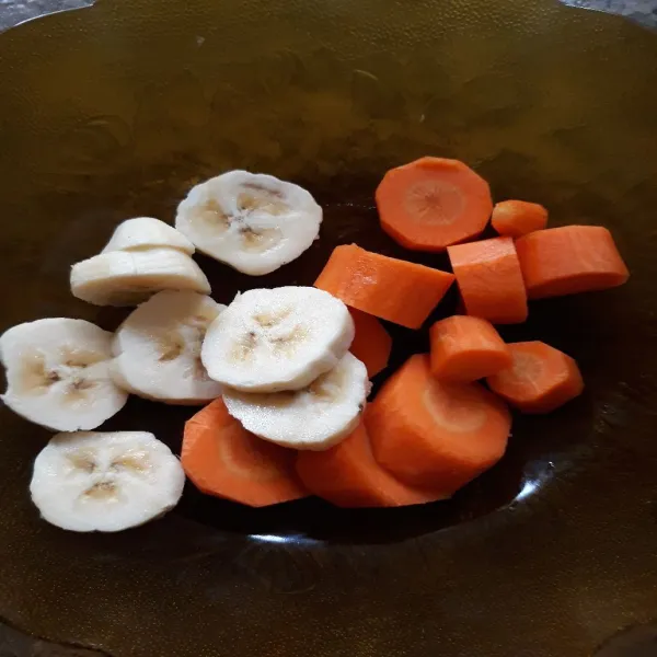 Potong wortel dan pisang.