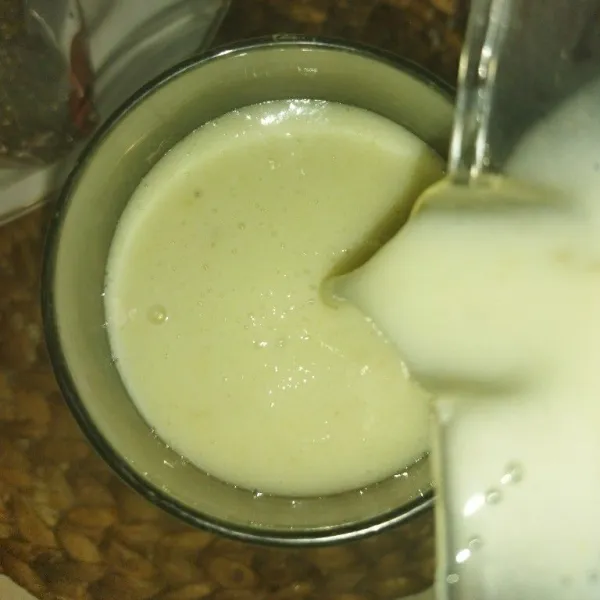 Tuang smoothies ke dalam gelas saji, taburi dengan chia seeds.
