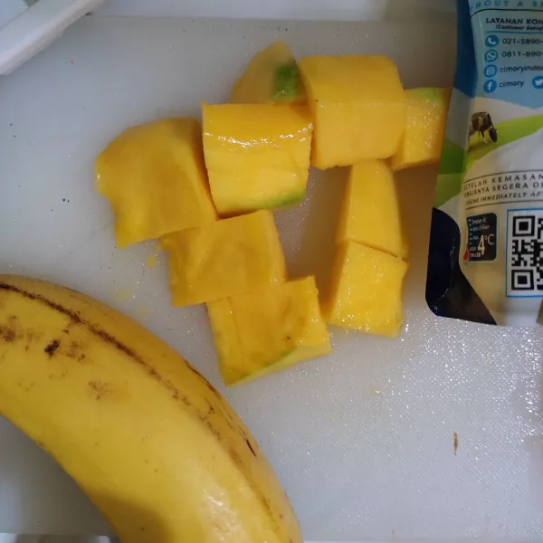 Siapkan mangga, pisang dan yogurt.