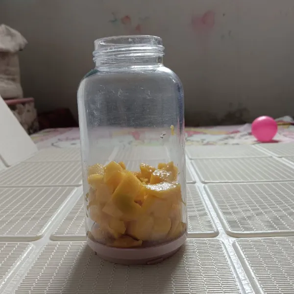 Masukan mangga dan coconut water dalam blender.