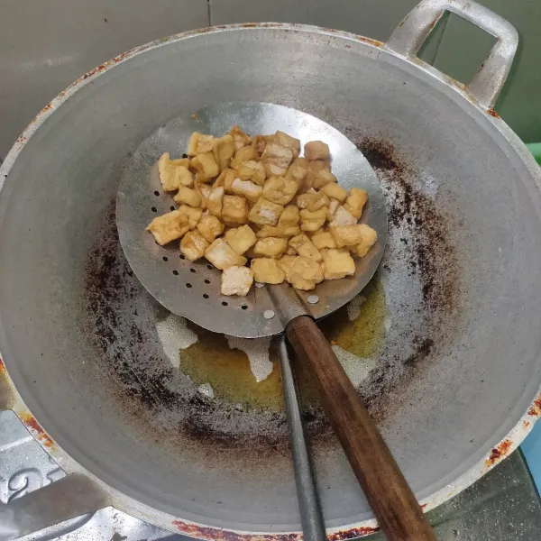 Potong dadu tahu, goreng dan tiriskan.