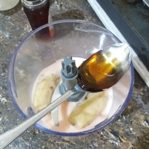Masukkan pisang ke dalam blender, tuang yogurt dan tambahkan madu.