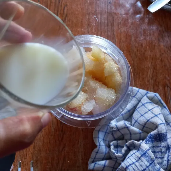 Masukkan nata de coco, gula pasir, kemudian tambahkan susu cair.