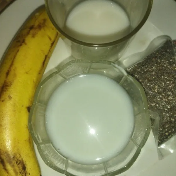 Siapkan pisang, yogurt drink, susu cair dan chia seeds.
