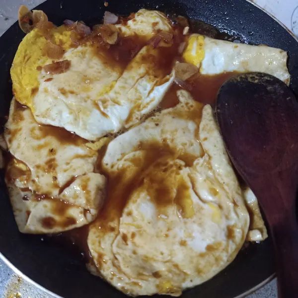 Beri sedikit kaldu bubuk dan lada bubuk, masak sampai matang.