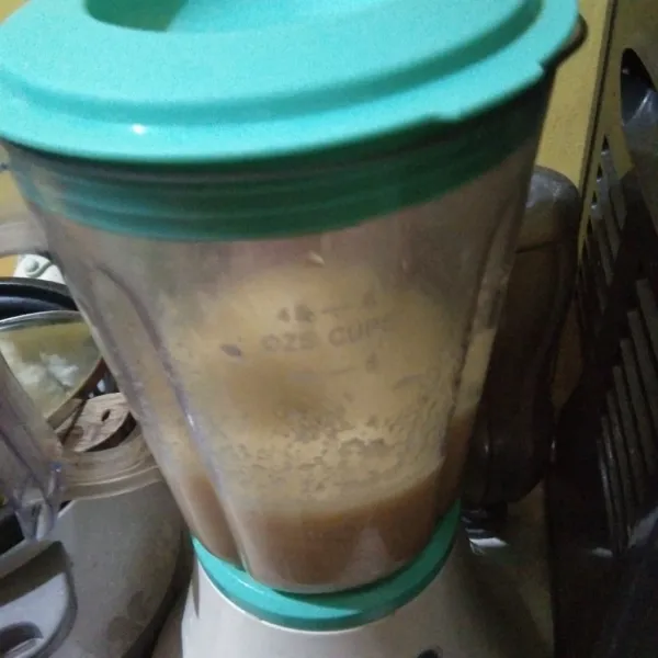 Blender nanas dan kurma hingga halus atau sesuai selera.