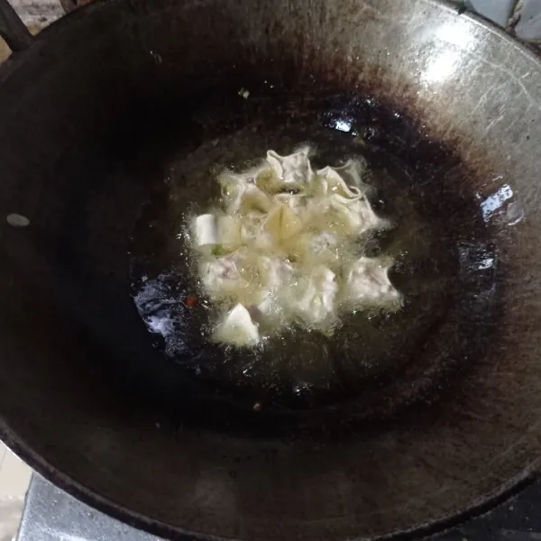 Goreng pada minyak panas hingga kering dan matang, angkat tiriskan (menggunakan api sedang cenderung kecil agar bagian dalam adonan benar benar matang).