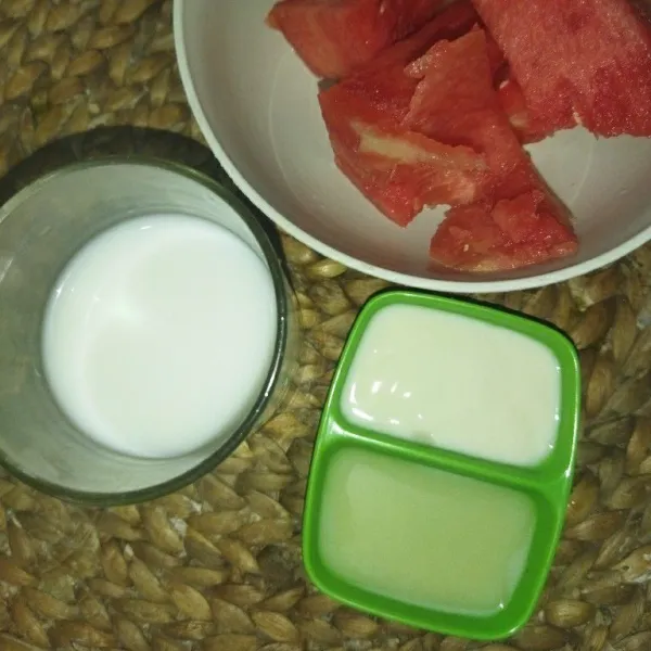 Siapkan semangka, yogurt, krimer kental manis dan susu cair.