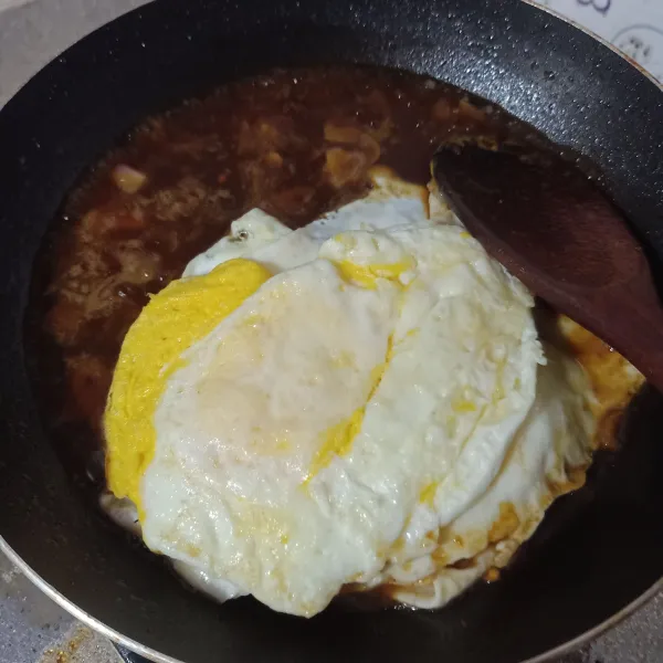 Masukkan telur goreng.