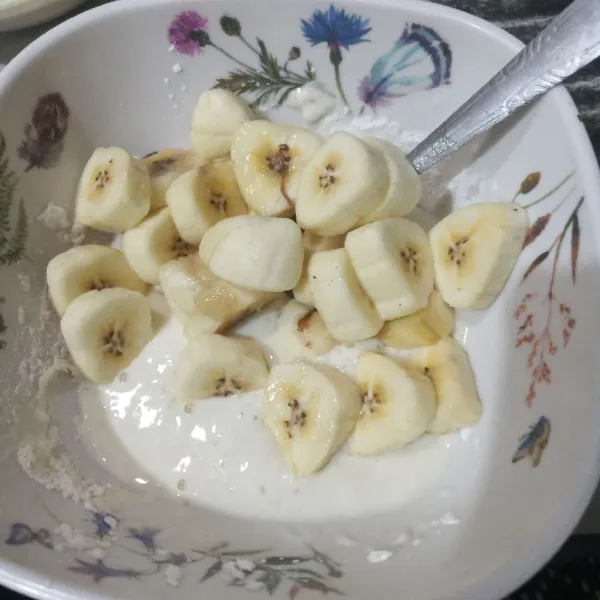 Masukkan potongan pisang, aduk rata.