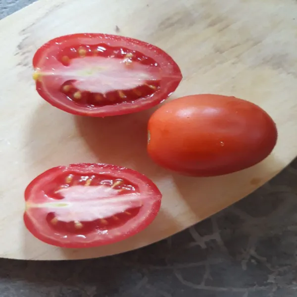 Siapkan tomat. Cuci bersih tomat.