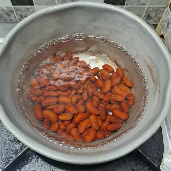 Rebus kacang merah sampai benar-benar empuk. Angkat dan tiriskan. Sisihkan.
