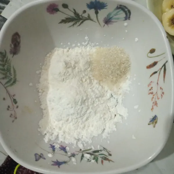 Campurkan tepung maizena, tepung terigu, garam, gula dan vanili bubuk.
