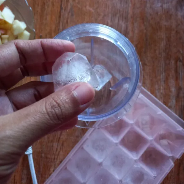 Masukkan es batu dalam wadah blender.