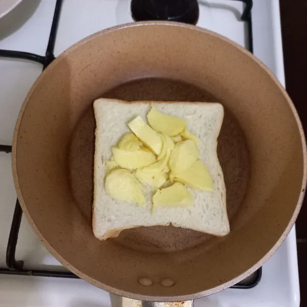 Panaskan teflon, panggang roti tawar kemudian beri potongan keju mozarella.